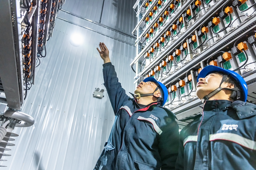 阿里地區(qū)首套電網(wǎng)側(cè)帶超容構(gòu)網(wǎng)型SVG工程現(xiàn)場工作人員正在進行投運前設備狀態(tài)檢查。趙清鵬攝