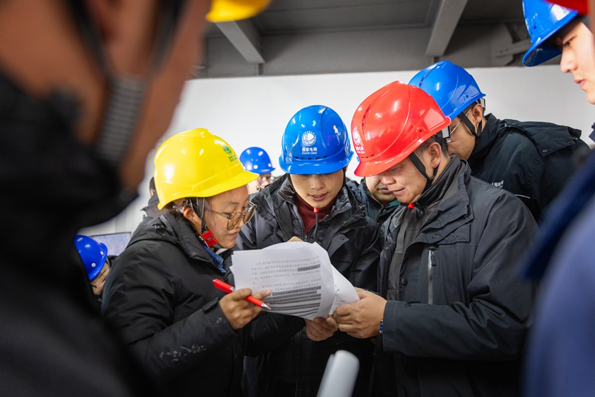 阿里地區(qū)首套電網(wǎng)側(cè)帶超容構(gòu)網(wǎng)型SVG工程現(xiàn)場運維人員正在進行投運操作。趙清鵬攝