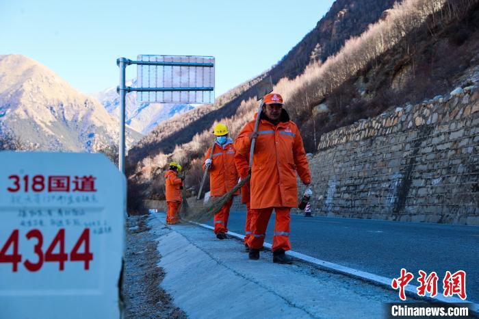 西藏林芝：川藏線上護(hù)路工人忙保通