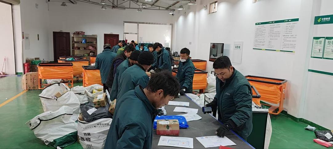 西藏拉薩城東營(yíng)業(yè)部分揀員正在傳送帶分揀。旦增攝