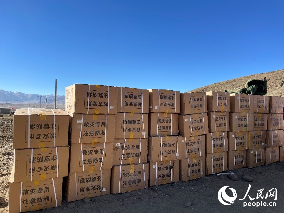 救災物資抵達長所鄉(xiāng)古榮村。人民網(wǎng)記者 郝潔攝