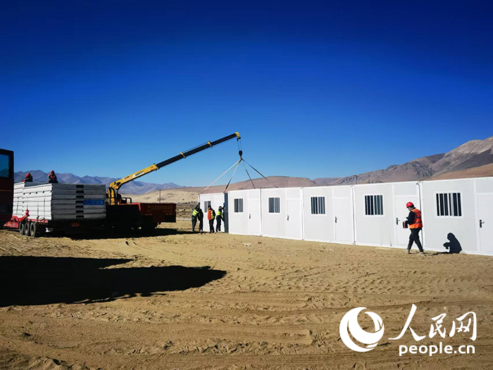 1月9日，在日喀則市定日縣長(zhǎng)所鄉(xiāng)森嘎村安置點(diǎn)，工作人員抓緊搭建移動(dòng)板房，確保受災(zāi)群眾溫暖過(guò)冬。人民網(wǎng)記者 吳雨仁攝