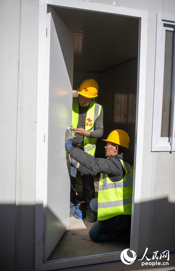 1月9日，在日喀則市定日縣長(zhǎng)所鄉(xiāng)古榮村安置點(diǎn)，施工人員正在抓緊搭建移動(dòng)板房，確保受災(zāi)群眾溫暖過(guò)冬。人民網(wǎng)記者 翁奇羽攝