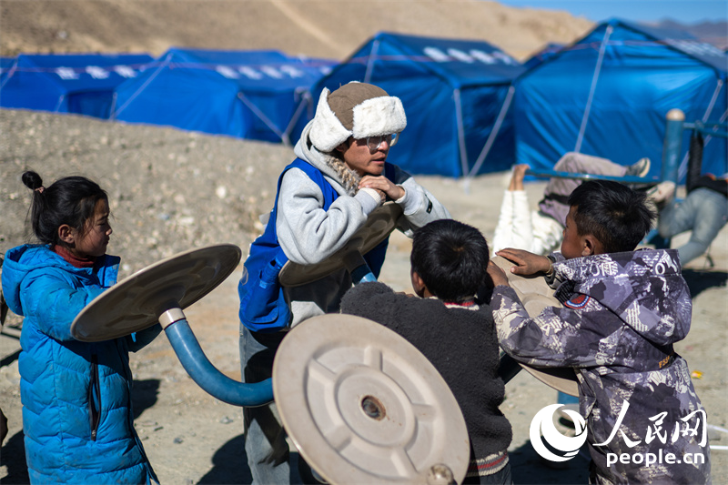 西藏星光社會工作服務(wù)中心社工久米旦增通過聊天談心，對孩子們進行災(zāi)后心理疏導。人民網(wǎng)記者 翁奇羽攝