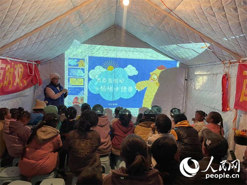 社工次旦拉姆以“青春變形記之情緒小怪獸”為主題給塘仁村孩子們講課。人民網(wǎng)記者 郝潔攝