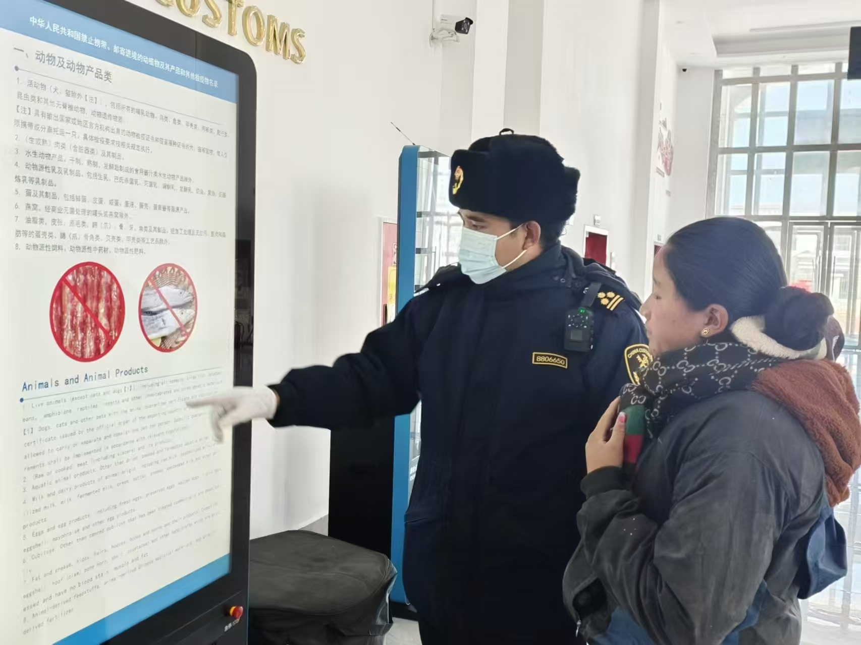 海關(guān)關(guān)員對(duì)入境邊民進(jìn)行禁止攜帶、郵寄進(jìn)境動(dòng)植物及其產(chǎn)品解讀。次旺久美攝