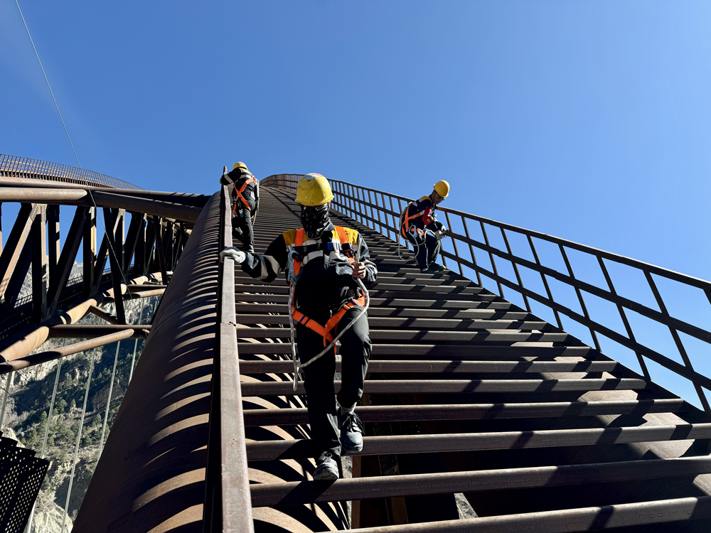 橋拱檢修。馬生明攝