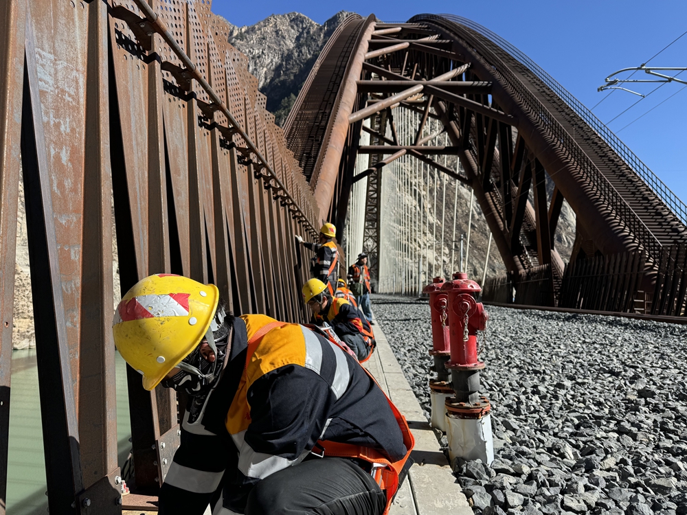 螺栓檢查。馬生明攝
