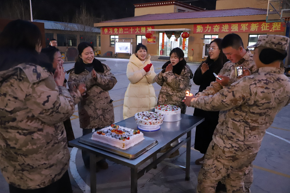 支隊為來隊家屬過集體生日?；粢綌z