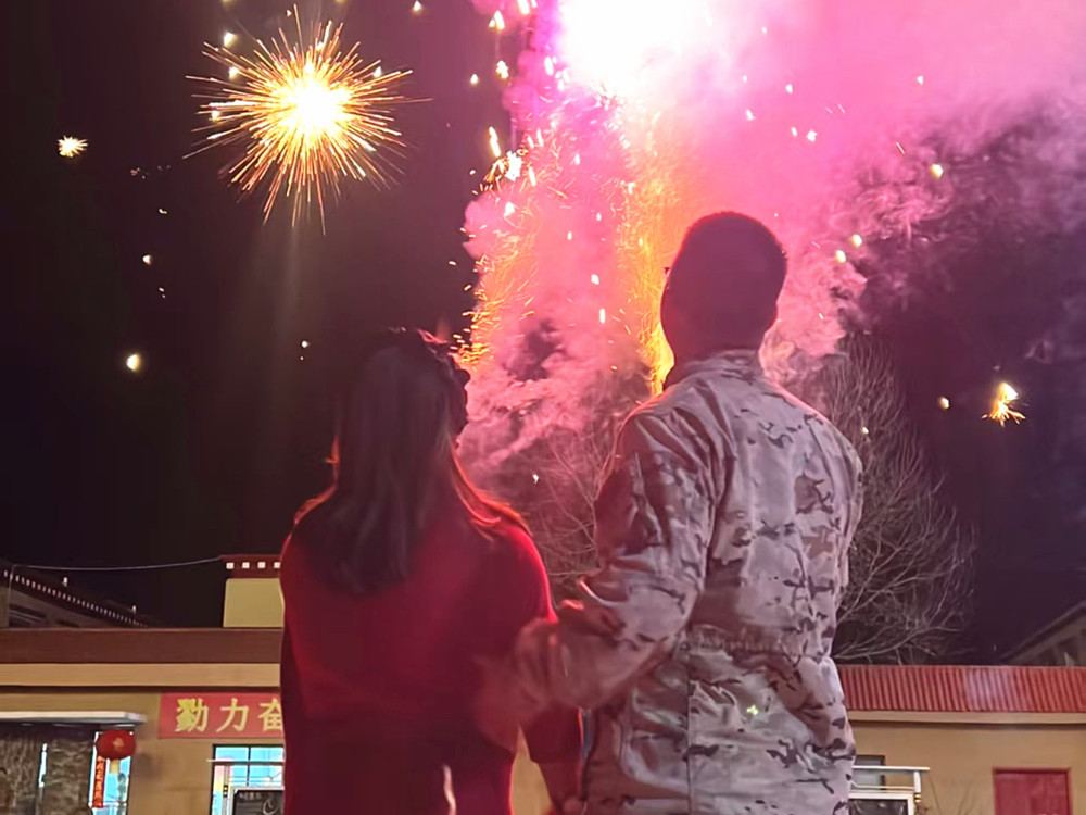 來隊家屬的溫馨瞬間。霍尹航攝