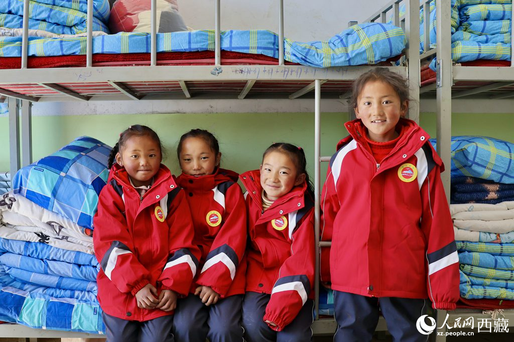 學(xué)生在定日縣第二小學(xué)分流安置點(diǎn)宿舍。人民日報(bào)記者 鮮敢攝