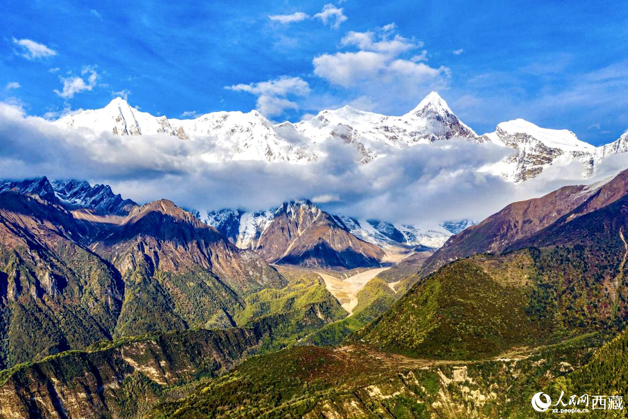 無人機(jī)航拍南迦巴瓦峰。