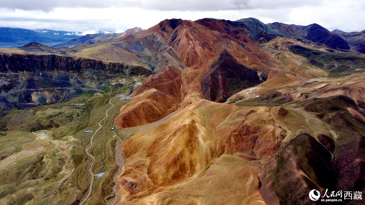 西藏阿里地區(qū)札達(dá)縣境內(nèi)的山丘，因大地礦石的緣故而變得色彩豐富，當(dāng)?shù)厝朔Q之為“五彩山”。