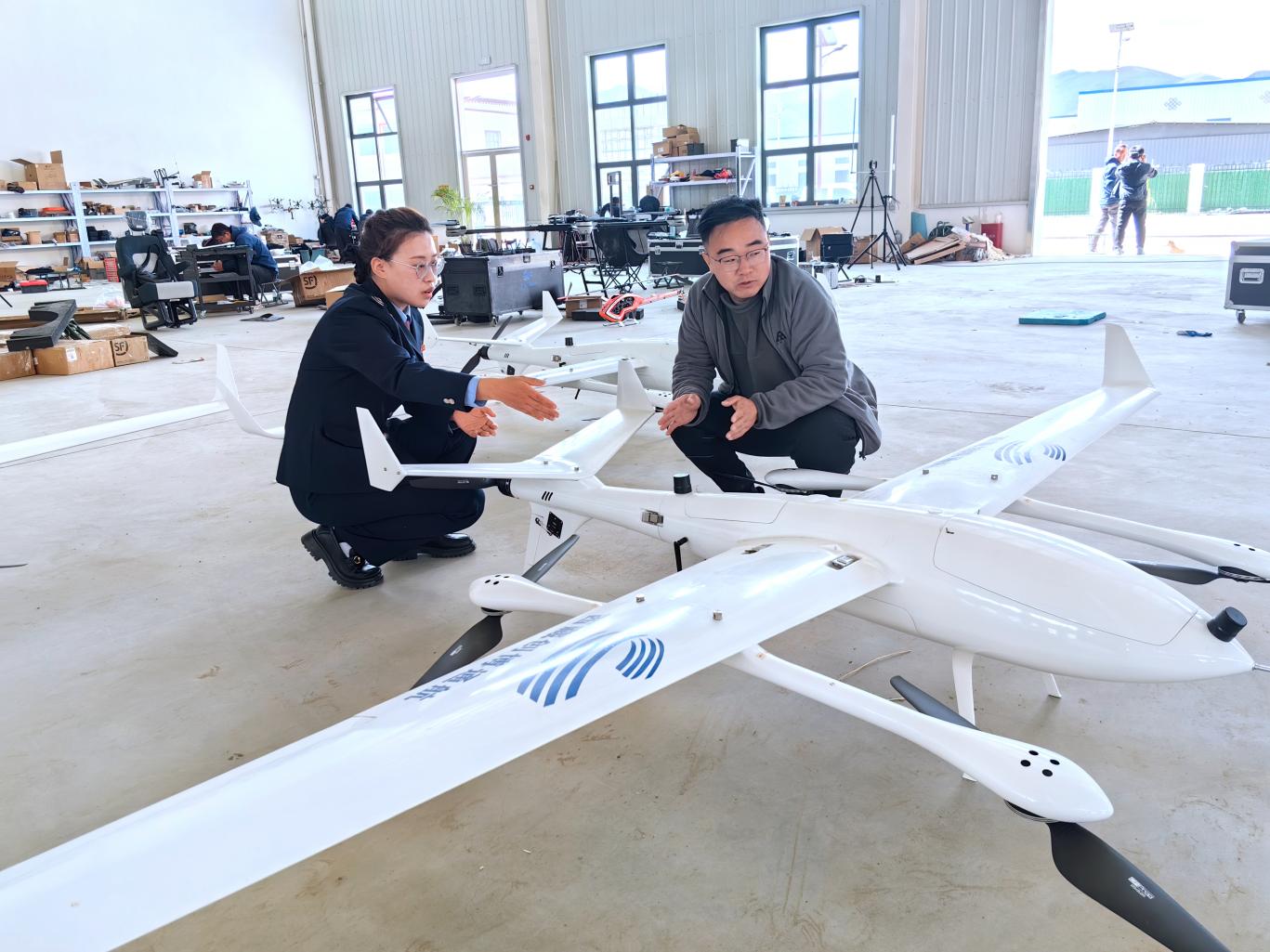 創(chuàng)博通航工作人員向稅務(wù)干部介紹無(wú)人機(jī)情況。曲麗攝