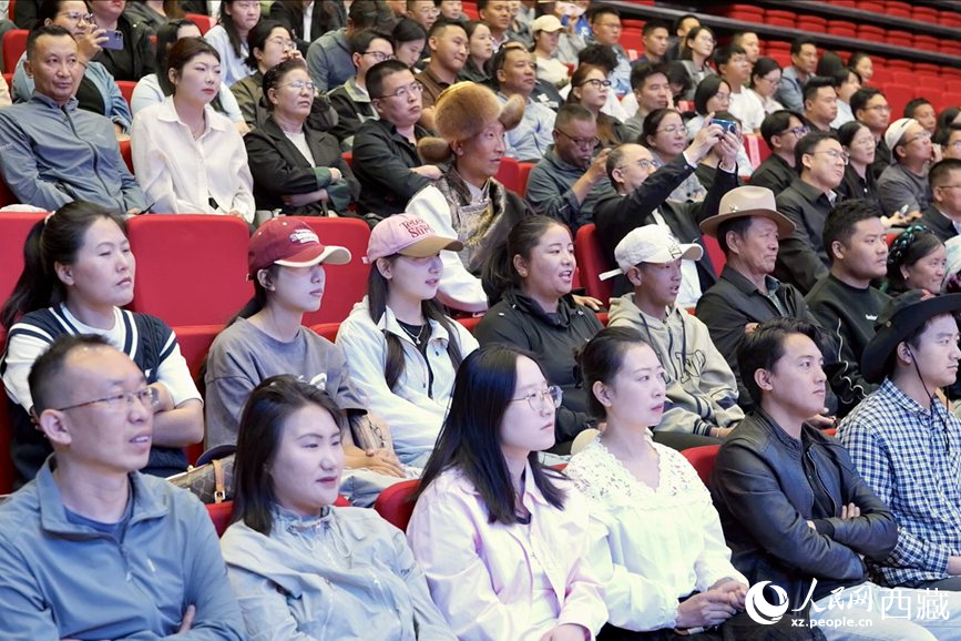 300余名干部職工、群眾代表在現(xiàn)場聆聽講座。人民網(wǎng)記者 次仁羅布攝