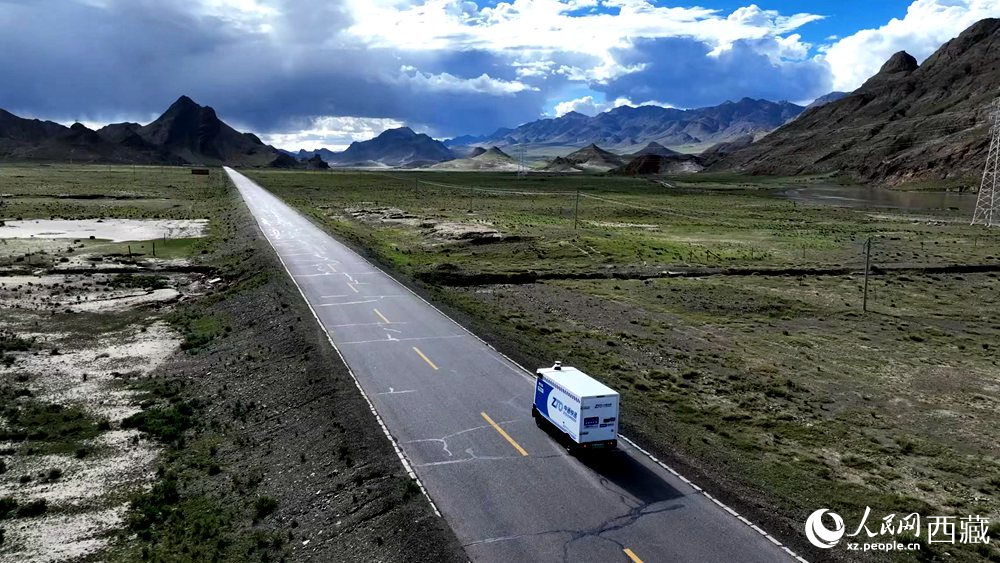 一輛無人快遞車正沿著定日縣通往扎果鄉(xiāng)的道路平穩(wěn)行駛。人民日報(bào)記者 鮮敢攝