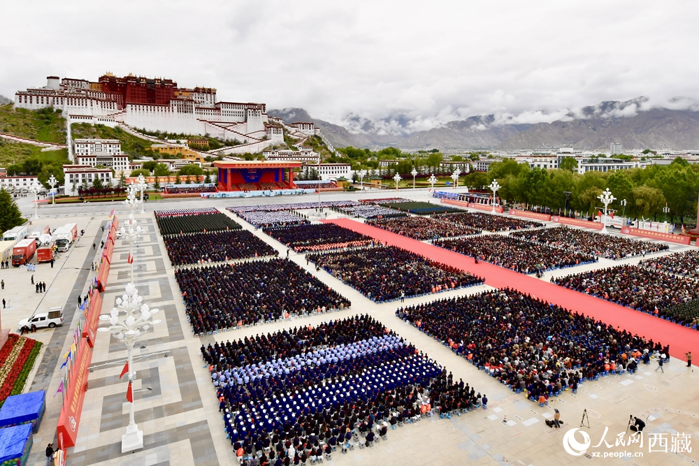 熱烈慶祝西藏自治區(qū)成立60周年大會現(xiàn)場。索朗旺久攝
