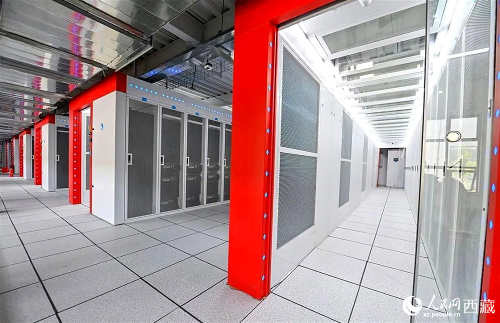 西藏“雅江1號”人工智能先進計算中心機房。人民日報記者 鮮敢攝
