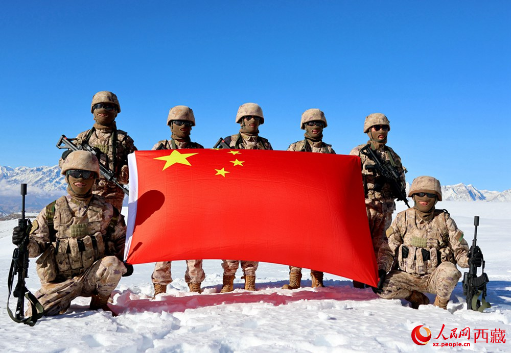 官兵在巡邏點(diǎn)上宣誓。人民日?qǐng)?bào)記者 瓊達(dá)卓嘎攝