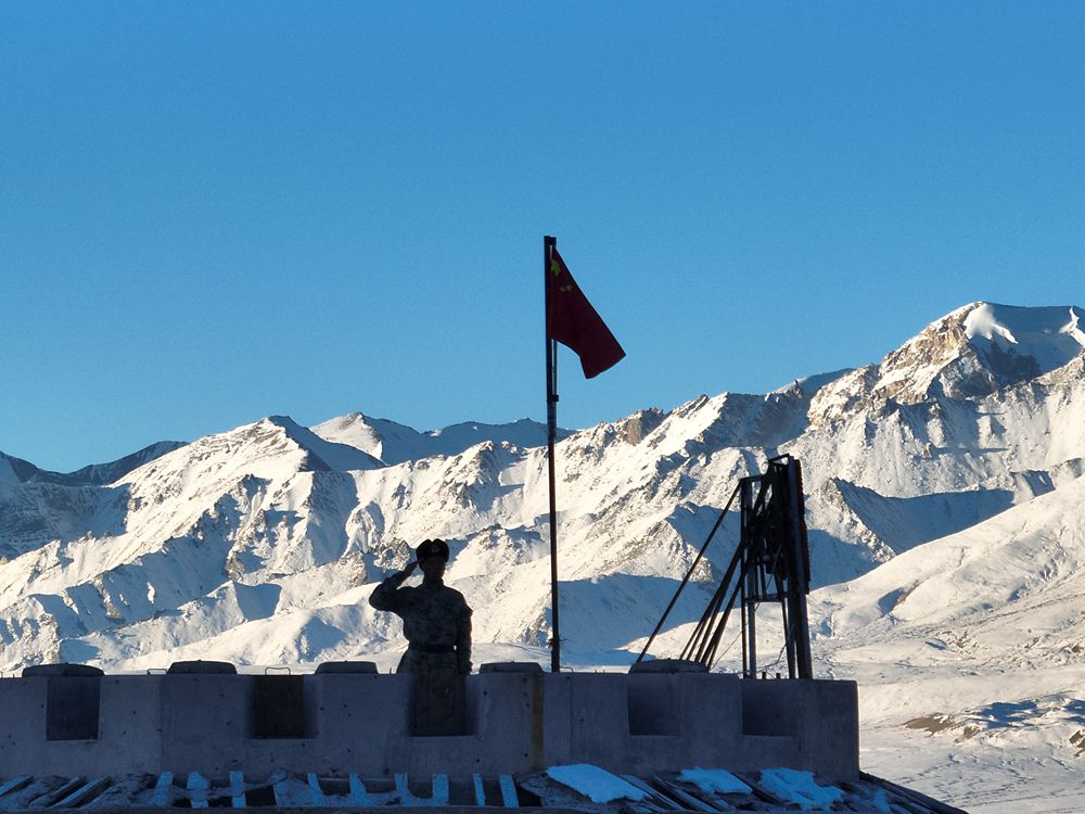 五星紅旗在哨所飄揚(yáng)。人民日?qǐng)?bào)記者 瓊達(dá)卓嘎攝