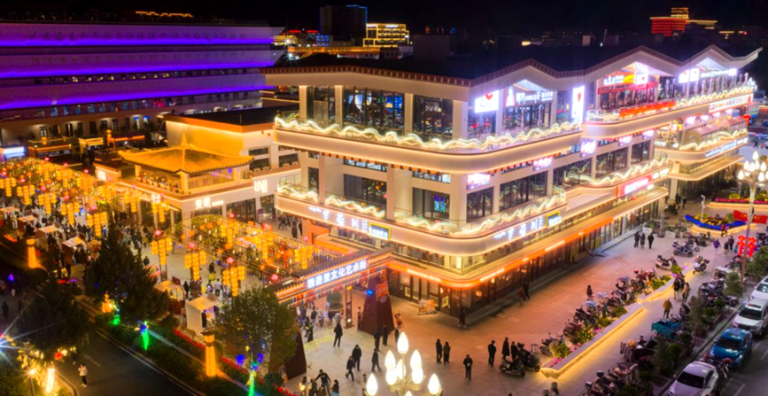 夜晚熱鬧的街市。洛桑貢布攝