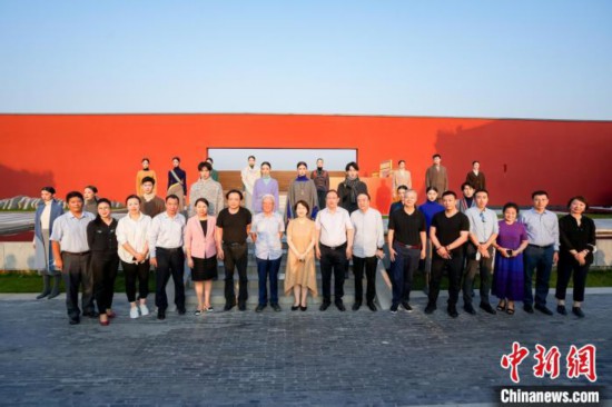 近40套藏式針織系列時(shí)裝亮相2022北京時(shí)裝周。　北京時(shí)裝周供圖