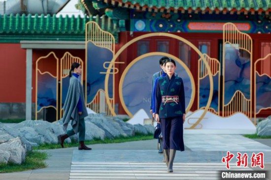 近40套藏式針織系列時(shí)裝亮相2022北京時(shí)裝周。　北京時(shí)裝周供圖