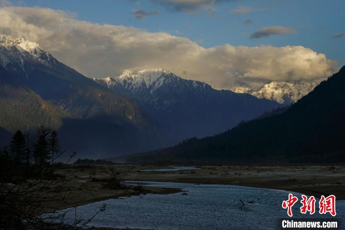 遠(yuǎn)眺波密雪山。　江飛波 攝