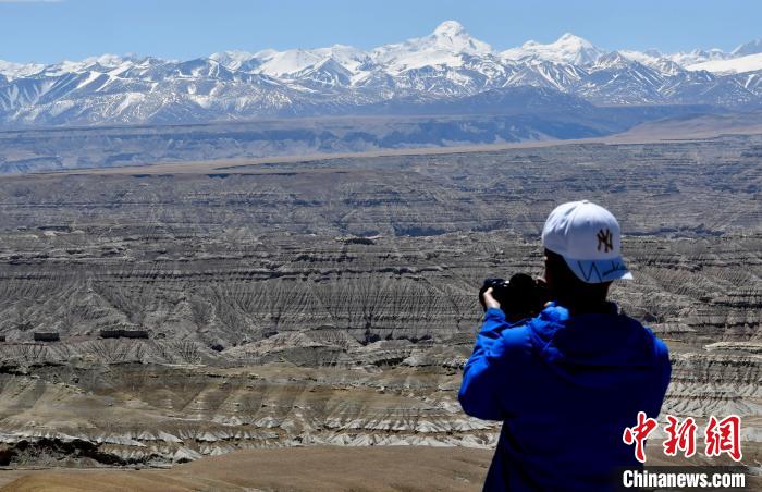 4月5日，游客在觀景臺(tái)拍攝札達(dá)土林?！±盍?攝