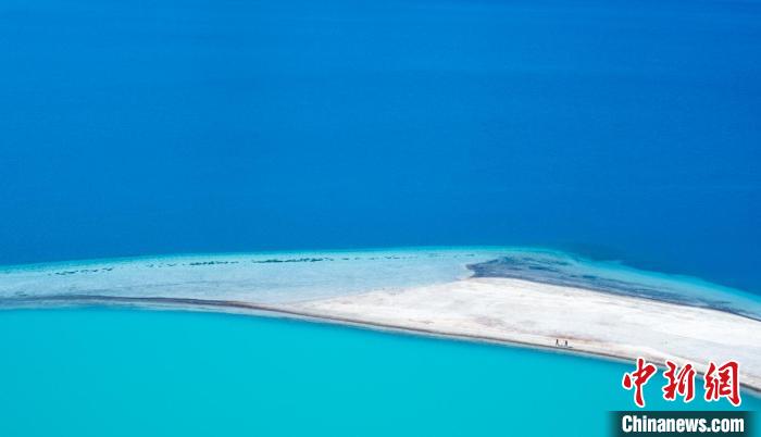 圖為山南羊卓雍錯。　何蓬磊 攝