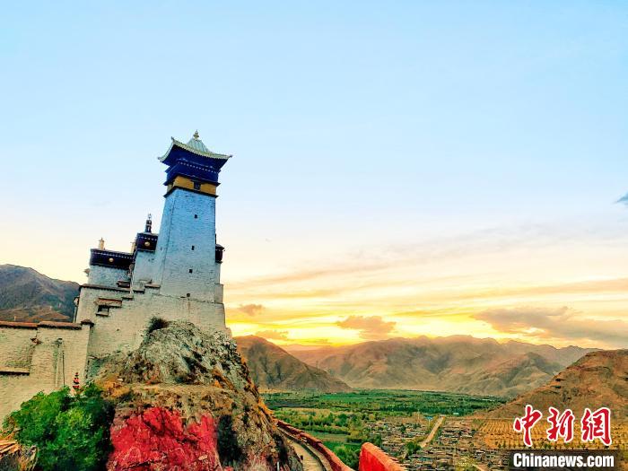 圖為西藏第一座宮殿——山南雍布拉康?！埼?攝