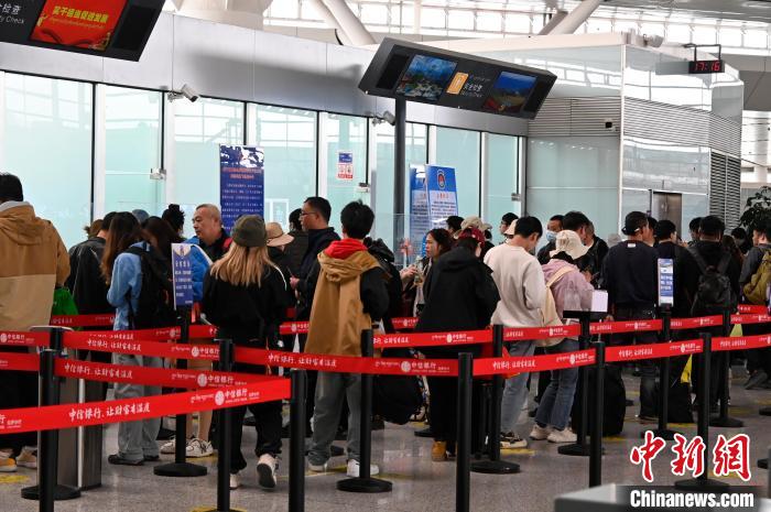 圖為“五一”期間，拉薩貢嘎機(jī)場旅客密集出行?！≡黝D珠 攝