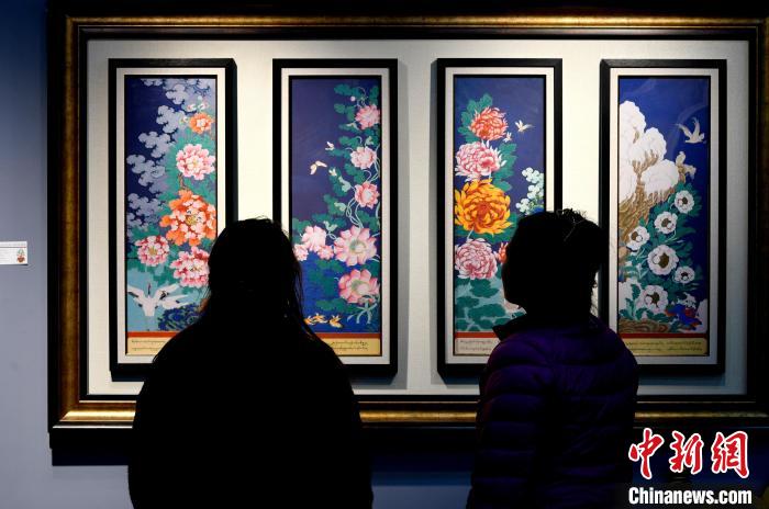 圖為5月16日，觀眾正在欣賞展覽中的新創(chuàng)唐卡作品?！±盍?攝