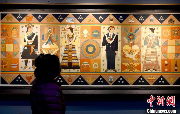圖為5月16日，觀眾正在欣賞展覽中的新創(chuàng)唐卡作品?！±盍?攝