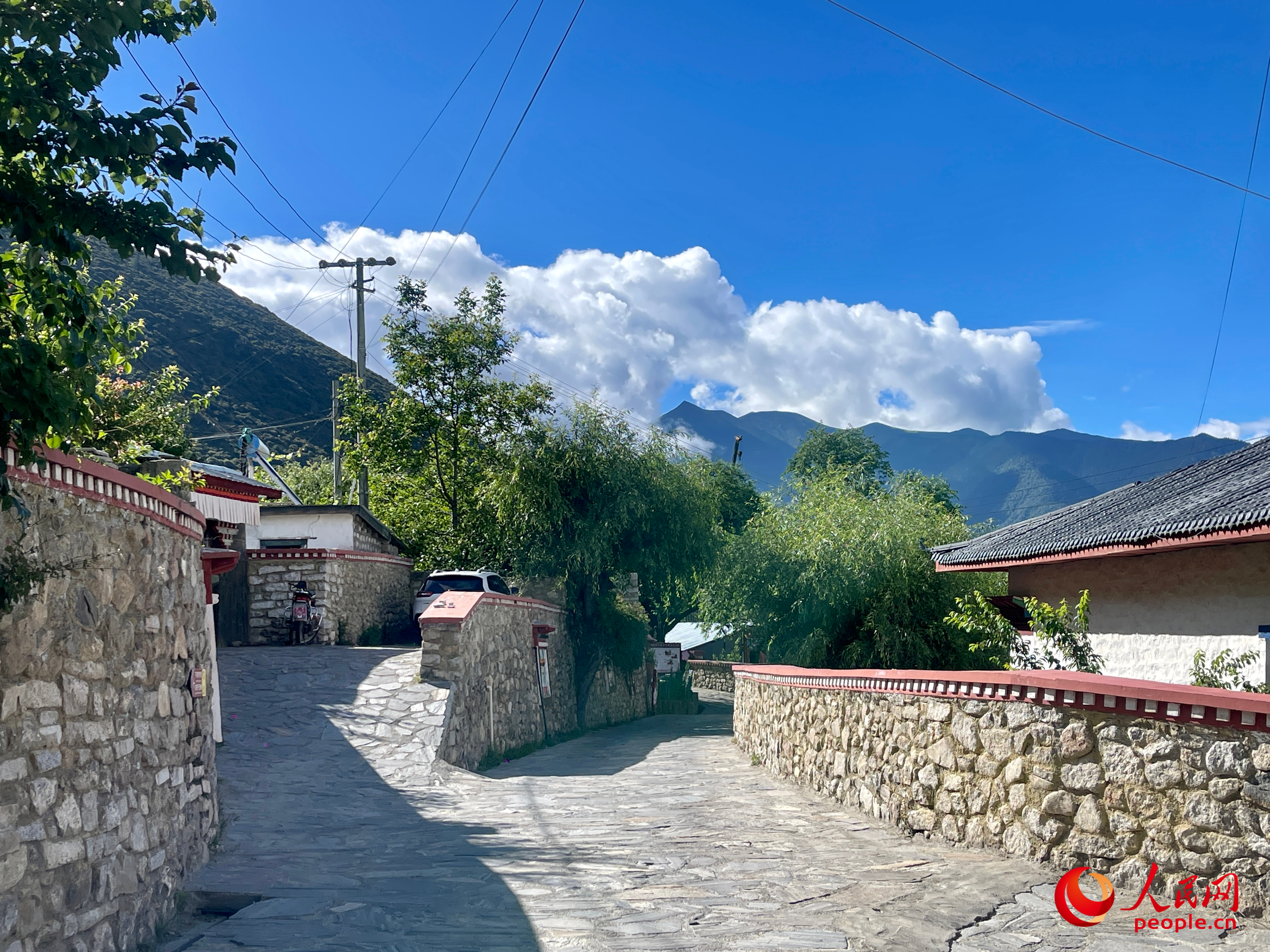 嘎拉村的村貌。人民網(wǎng) 周靜圓攝