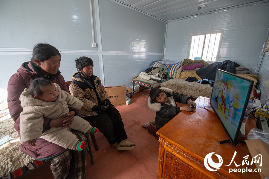 古榮村群眾入住活動板房。人民網(wǎng)記者 翁奇羽攝