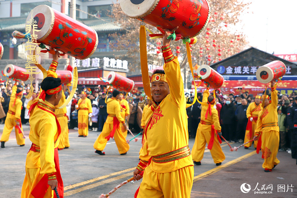 2025年1月29日，蘭州太平鼓、舞獅、軍儺、秦腔等精彩的蘭州市經(jīng)典非物質(zhì)文化遺產(chǎn)代表性項目在金城關(guān)黃河文化旅游街區(qū)廣場集中亮相。人民網(wǎng)記者 焦隆攝