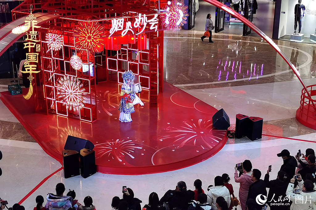 2025年1月29日，大年初一，吉林省京劇團亮相長春“煙火妙會”，演員們用的精湛技藝，為市民呈上一場韻味悠長的視聽盛宴，一招一式盡顯京劇魅力。現(xiàn)場還進行了京劇知識科普，讓傳統(tǒng)文化在互動中 “活” 起來，為新春佳節(jié)增添了一抹濃厚的文化底色 。人民網(wǎng)記者 王帝元攝
