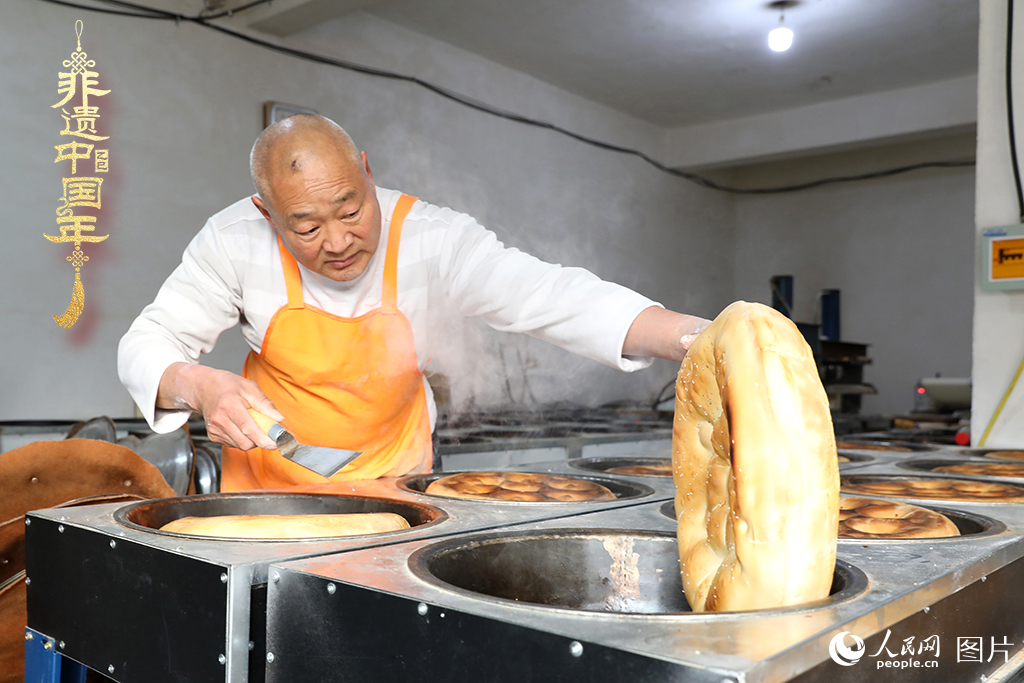2025年1月23日，山東省臨沂市莒南縣一家傳統(tǒng)大餅作坊內(nèi)，師傅們正忙著烤制當?shù)厝舜汗?jié)期間家家戶戶必備的、金黃誘人的莒南大餅。人民網(wǎng)記者 劉祺攝