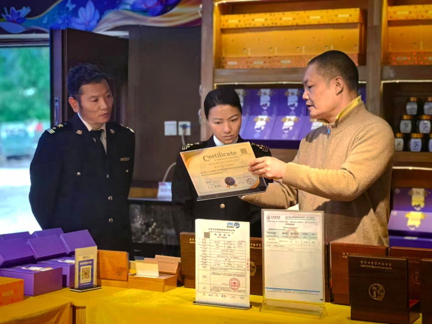 拉薩海關(guān)所屬林芝海關(guān)關(guān)員在藏紅花出口種植基地調(diào)研。拉薩海關(guān)供圖