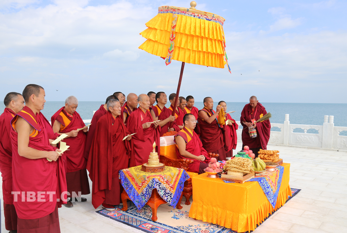 班禪大師在青海湖邊的祭湖臺(tái)前誦經(jīng)祈禱。攝影： 噶哇扎西.jpg