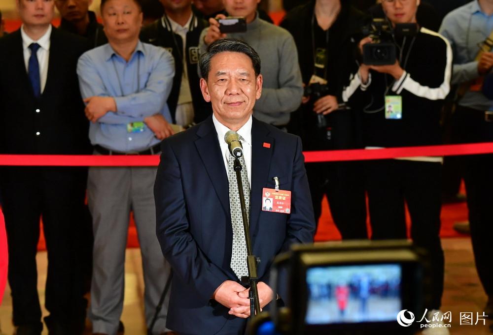 全國政協(xié)委員、中國探月工程總設(shè)計師吳偉仁接受記者采訪。