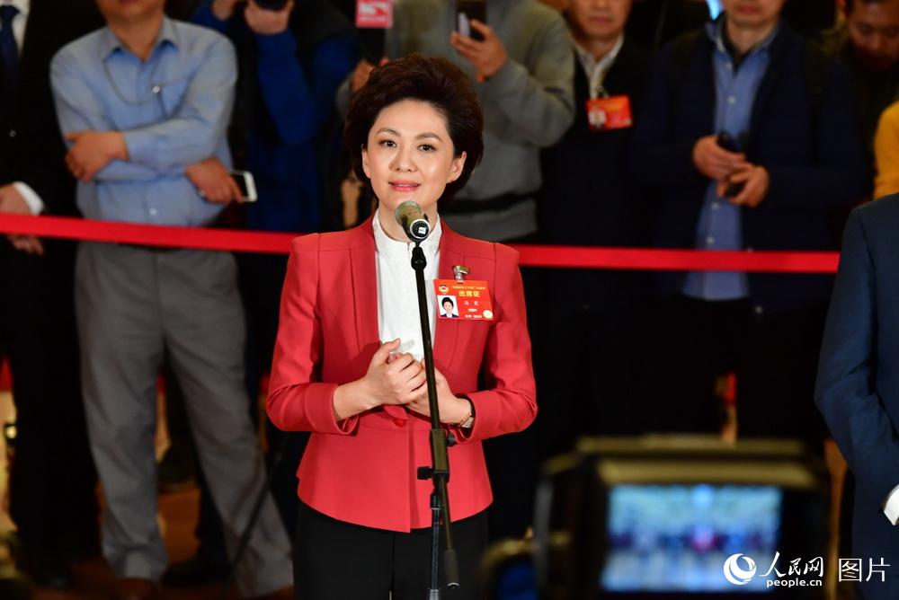 全國政協(xié)委員、中央廣播電視總臺(tái)央視新聞主播海霞接受記者采訪。