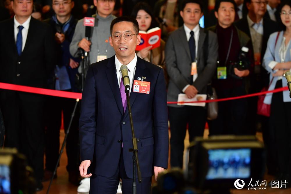 全國政協委員、西湖大學校長施一公接受記者采訪。