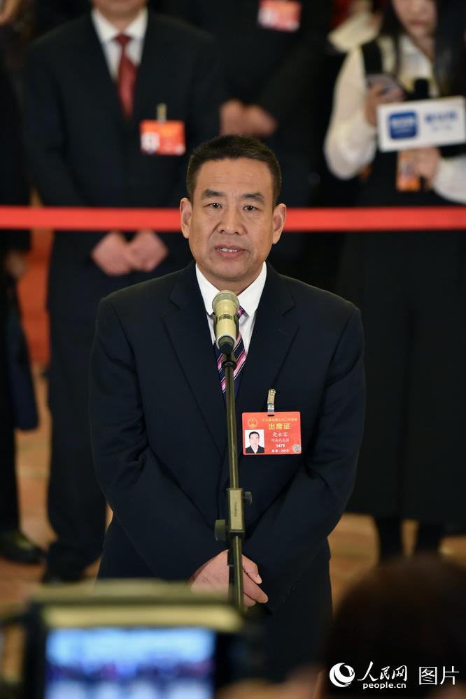 全國(guó)人大代表、河南遠(yuǎn)東生物工程公司技術(shù)部部長(zhǎng)黨永富回答記者提問。