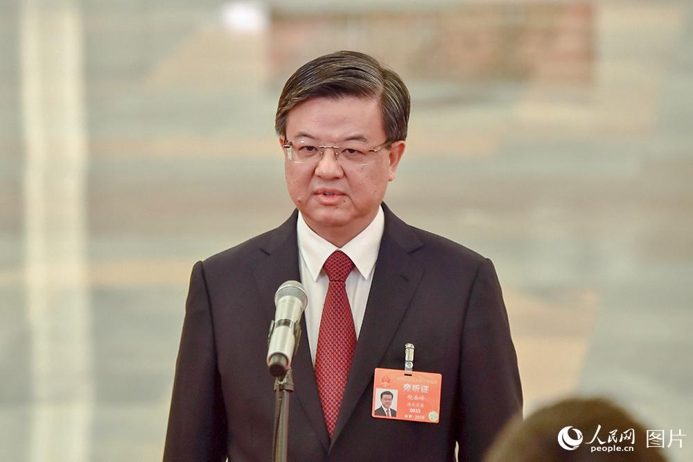 海關(guān)總署署長倪岳峰回答記者提問。