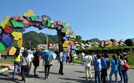 湄潭縣茶旅一體助農(nóng)增收。圖為湄潭“七彩部落”景區(qū) 瞿欣含攝_副本.jpg