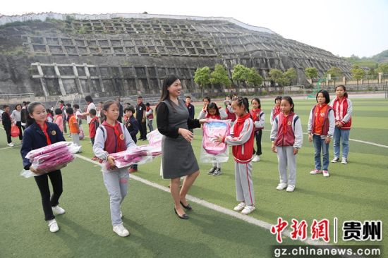 修文縣組織搬遷戶子女開展戶外拓展活動(dòng)，捐贈(zèng)愛心物資。