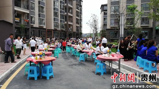 烏當(dāng)區(qū)“感黨恩聽黨話跟黨走”暨易地扶貧搬遷“共筑行動(dòng)”啟動(dòng)儀式長桌宴布置現(xiàn)場。