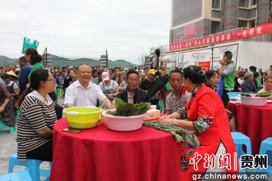 息烽縣領(lǐng)導(dǎo)群眾共度2019年端午節(jié)。